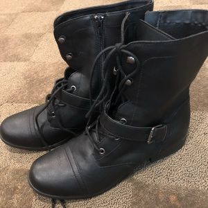 Black boots !! Super fun style